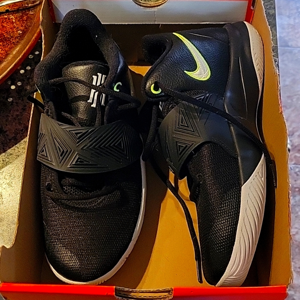 Boy's Kyrie Flytrap sneakers